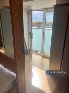 1 bedroom in a flat share to rent, Wandsworth Common Westside, London, SW18