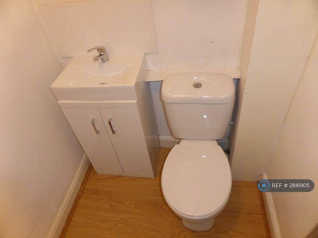 Flat 7 - Shower Room - Toilet / Sink