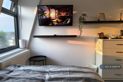 1 bedroom in a house share to rent, Upper Tooting Road, London, SW17