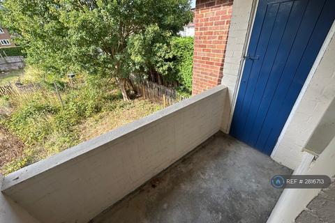 1 bedroom flat to rent, Chequers Road, Loughton, IG10