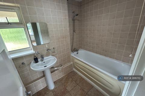 1 bedroom flat to rent, Chequers Road, Loughton, IG10