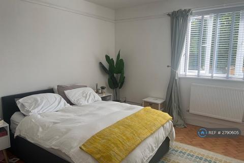 2 bedroom flat to rent, Park Court, London, SW12
