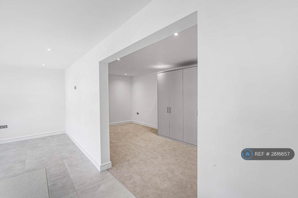 Bedroom/ Office