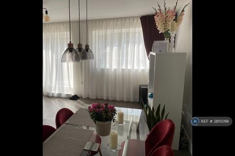 2 bedroom flat to rent, Chipstead Valley Road, Coulsdon, CR5