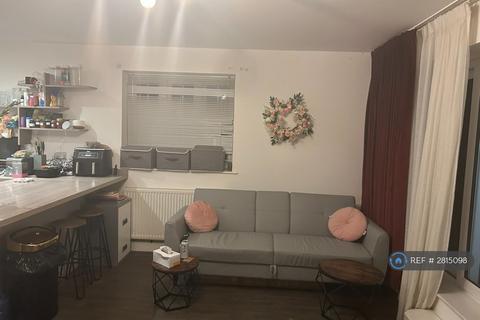 2 bedroom flat to rent, Chipstead Valley Road, Coulsdon, CR5