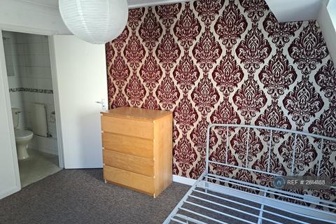 3 bedroom flat to rent, Farm Road, Hove, BN3
