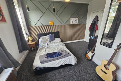 6 bedroom house to rent, South Parade, Leeds