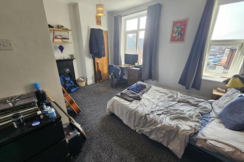 6 bedroom house to rent, South Parade, Leeds