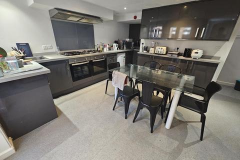 6 bedroom house to rent, South Parade, Leeds