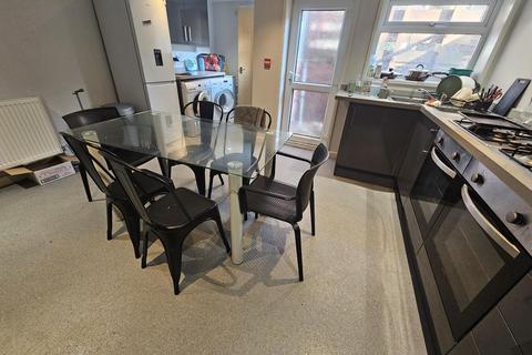 6 bedroom house to rent, South Parade, Leeds