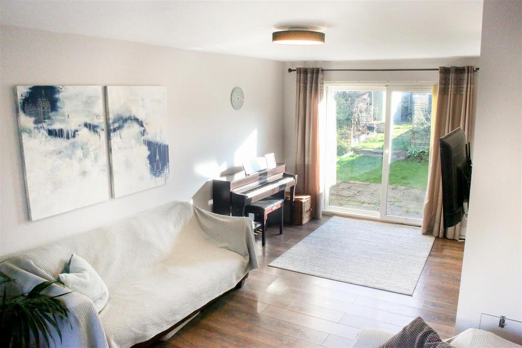 10 - Lounge 3.jpg