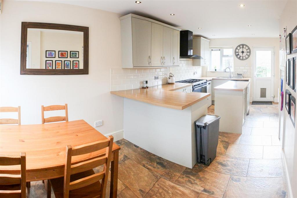 4 - Kitchen 2.jpg