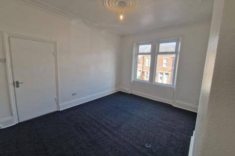 3 bedroom flat to rent, Eastbourne Avenue, Gateshead NE8