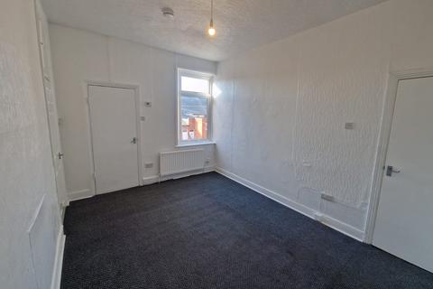 3 bedroom flat to rent, Eastbourne Avenue, Gateshead NE8