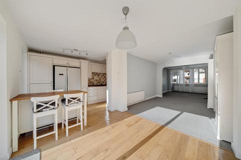 3 bedroom terraced house to rent, Queen Anne Avenue, Bromley