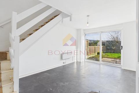 3 bedroom terraced house for sale, Adelaide Drive, Colchester CO2