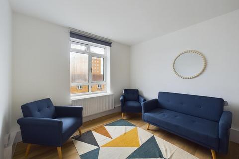4 bedroom flat to rent, Walden Court