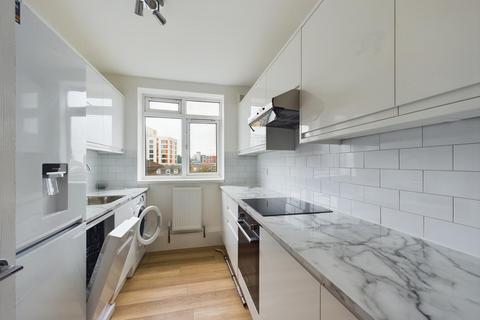 4 bedroom flat to rent, Walden Court