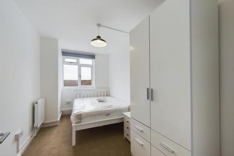 4 bedroom flat to rent, Walden Court