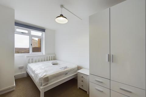 4 bedroom flat to rent, Walden Court