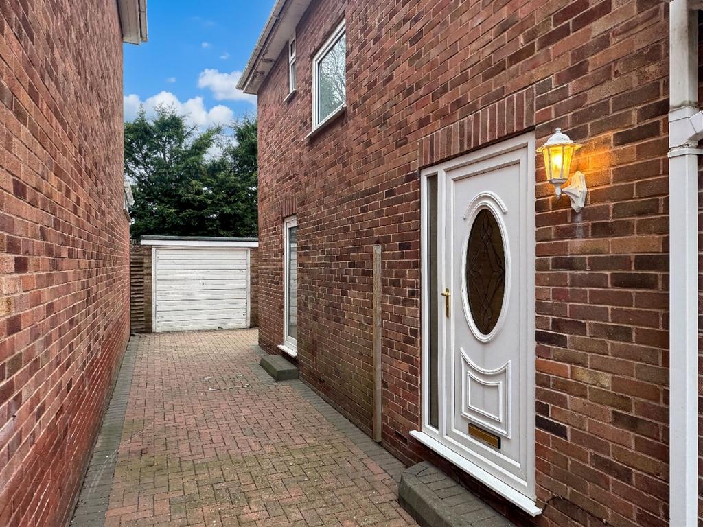 Entrance / Driveway