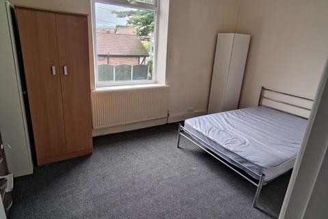 3 bedroom terraced house to rent, Pilsworth Road, Heywood OL10