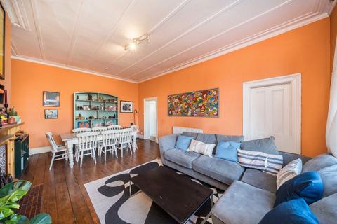 2 bedroom flat to rent, Balham High Road, London SW12