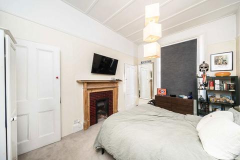 2 bedroom flat to rent, Balham High Road, London SW12