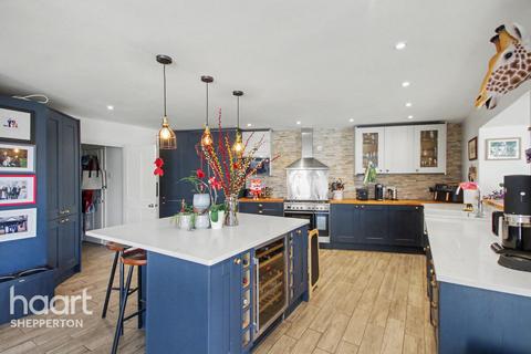 4 bedroom detached house for sale, Tadmor Close, Sunbury-On-Thames