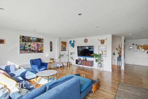 4 bedroom detached house for sale, Tadmor Close, Sunbury-On-Thames