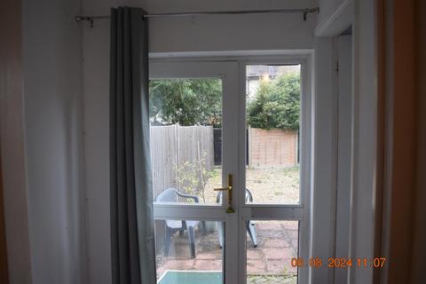 3 bedroom semi-detached house to rent, Ivanhoe Avenue, Nuneaton CV11
