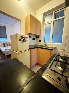 Studio to rent, Mitcham Lane, London SW16