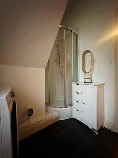Studio to rent, Mitcham Lane, London SW16