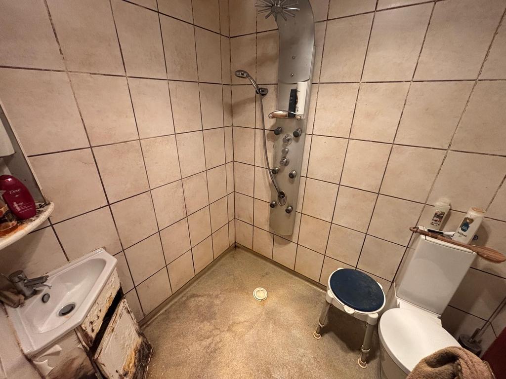 En suite/wet room