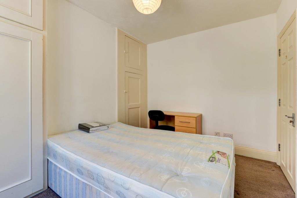 Bright, tidy bedroom with a double bed, built-i...