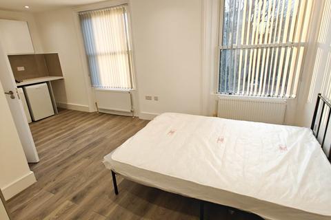 Studio to rent, Florence Road, Ealing
