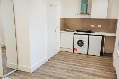 Studio to rent, Florence Road, Ealing