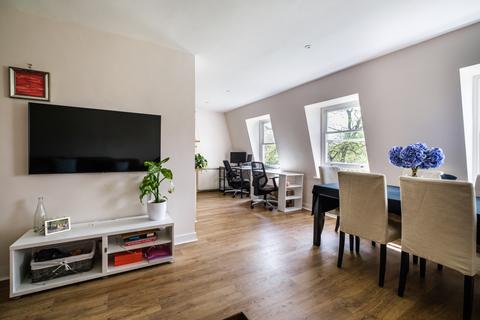2 bedroom flat to rent, The Pavement London SW4
