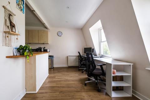 2 bedroom flat to rent, The Pavement London SW4