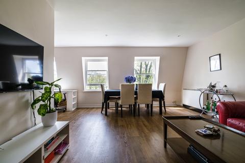 2 bedroom flat to rent, The Pavement London SW4
