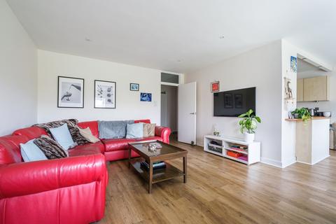 2 bedroom flat to rent, The Pavement London SW4