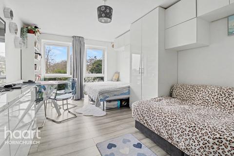 2 bedroom apartment for sale, Chaplaincy Gardens, Hornchurch
