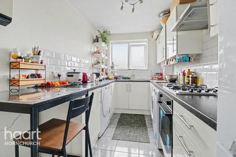 2 bedroom apartment for sale, Chaplaincy Gardens, Hornchurch