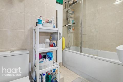 2 bedroom apartment for sale, Chaplaincy Gardens, Hornchurch