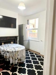 3 bedroom terraced house to rent, Fife Street, Northampton NN5