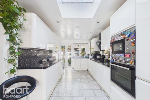 3 bedroom end of terrace house for sale, Collier Row Road, Romford, RM5 2BA