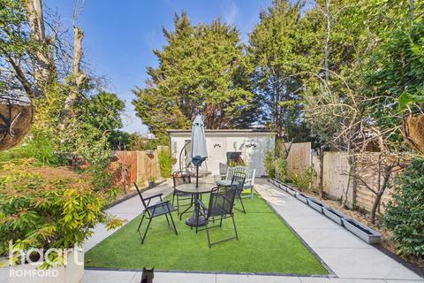 3 bedroom end of terrace house for sale, Collier Row Road, Romford, RM5 2BA