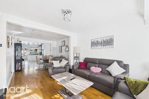 3 bedroom end of terrace house for sale, Collier Row Road, Romford, RM5 2BA