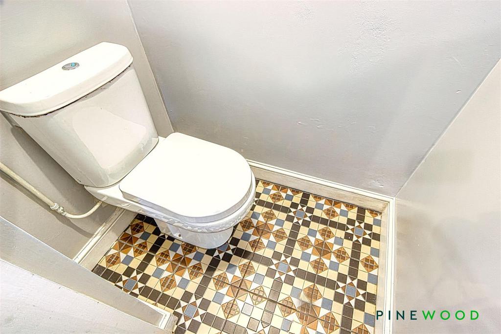 Ground floor wc/cloakroom
