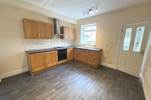 3 bedroom terraced house to rent, Buxton Road, Leek